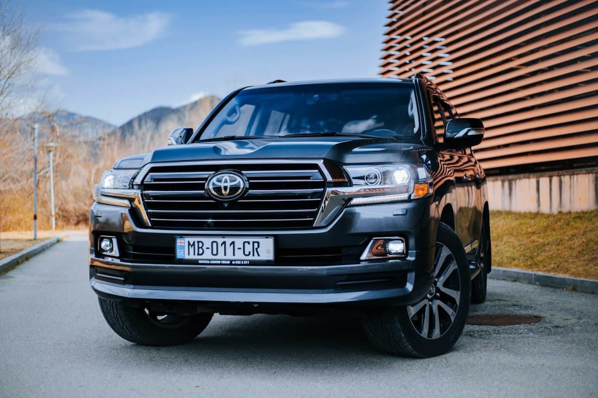 White Toyota Land Cruiser V8 on a dirt track
